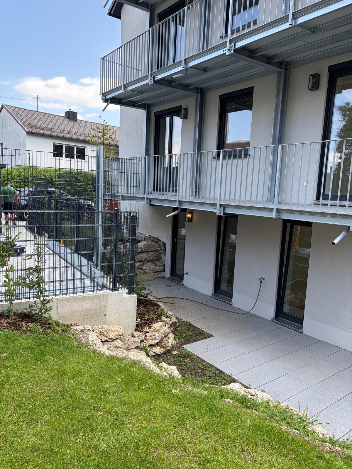 Terrasse und Gartenanlage