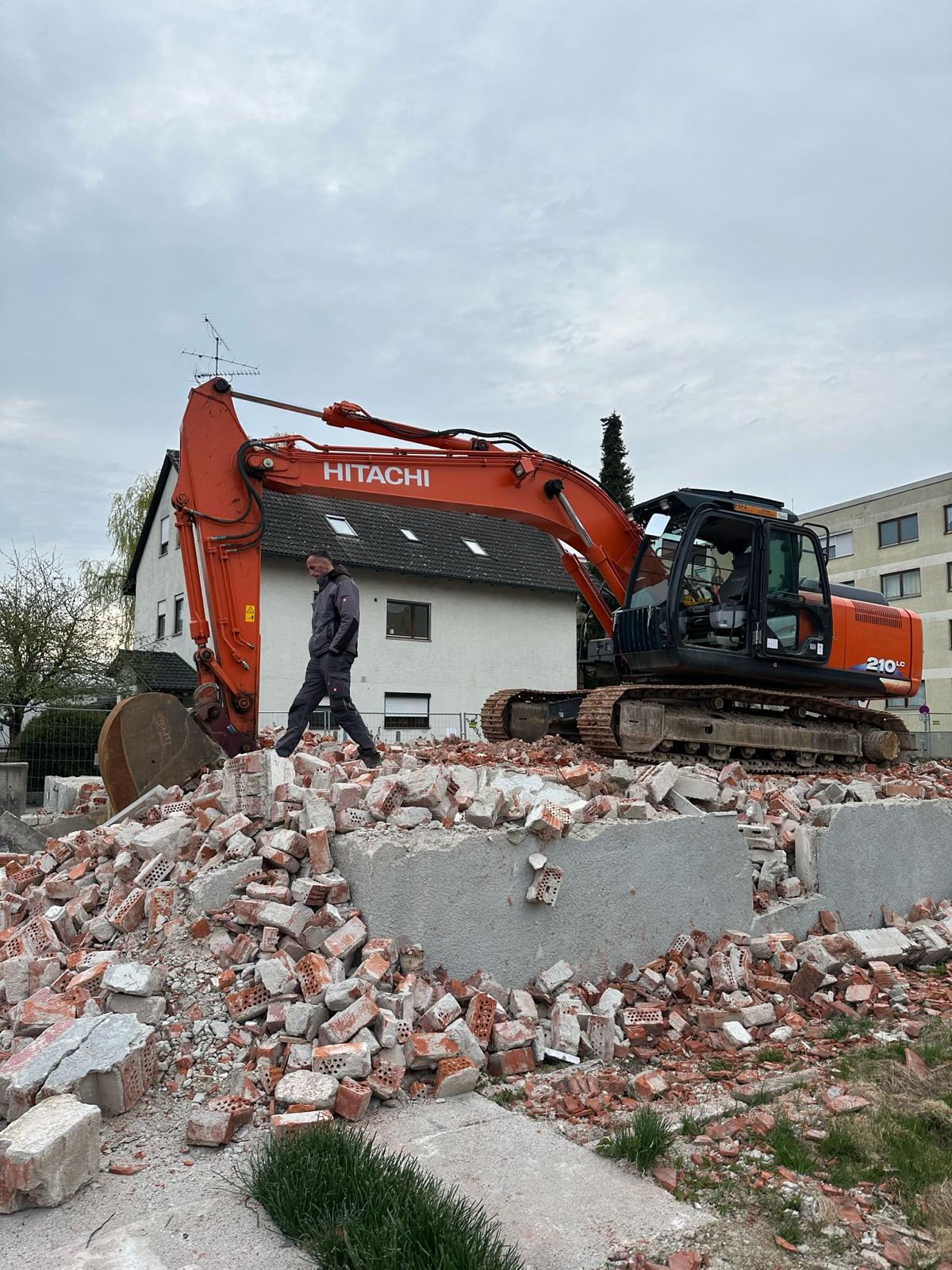 Hitachi Bagger beim Abbruch