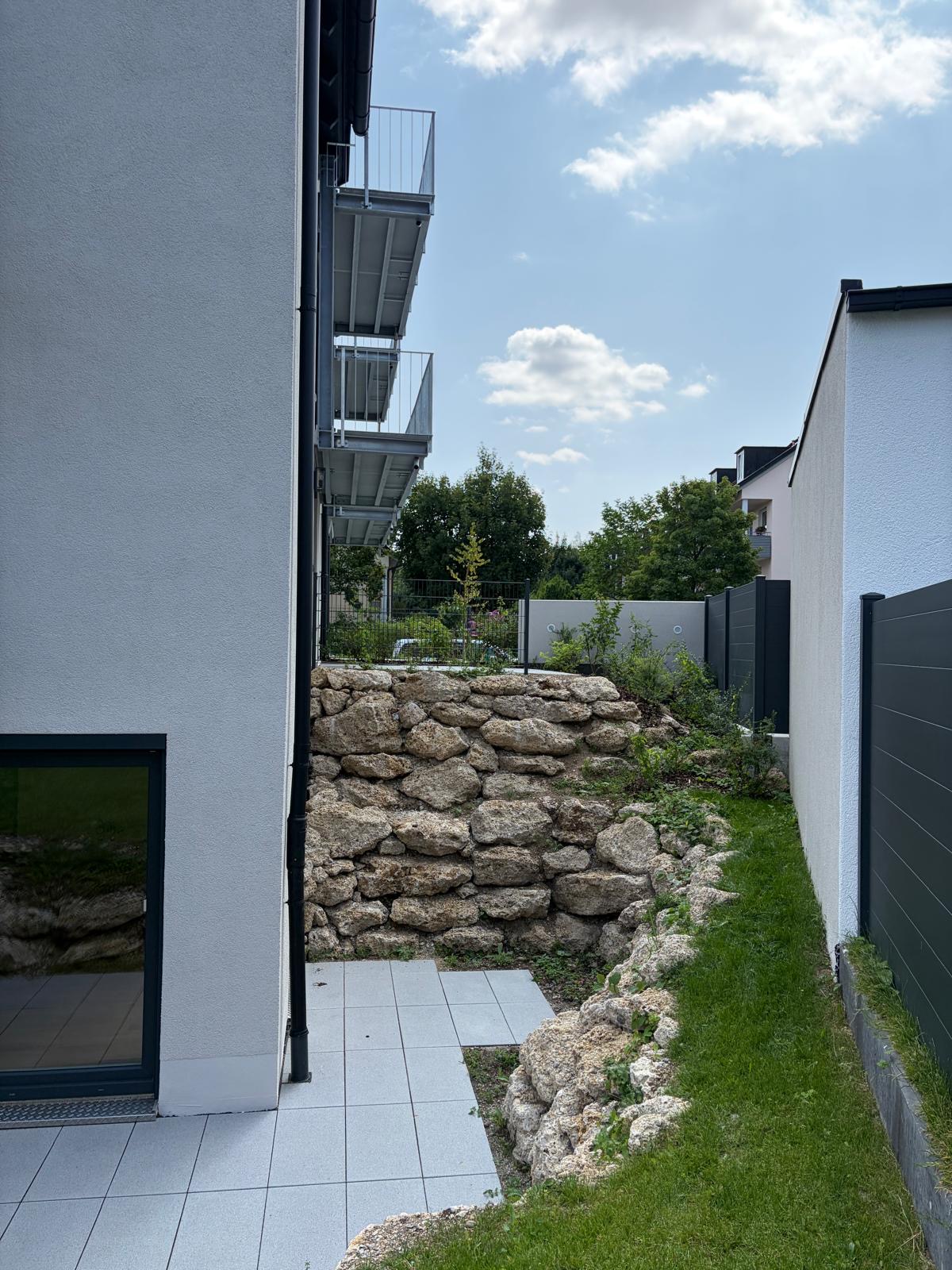 Natursteinmauer und Außenanlage