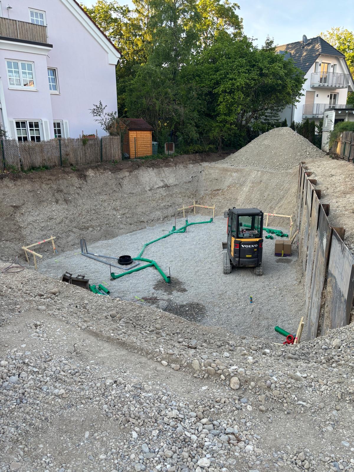 Entwässerungsleitungen in Baugrube
